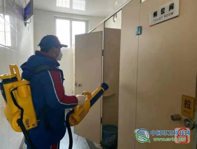 郑州二七区全面推行“跟踪式消杀” 提升公厕环境卫生服务水平